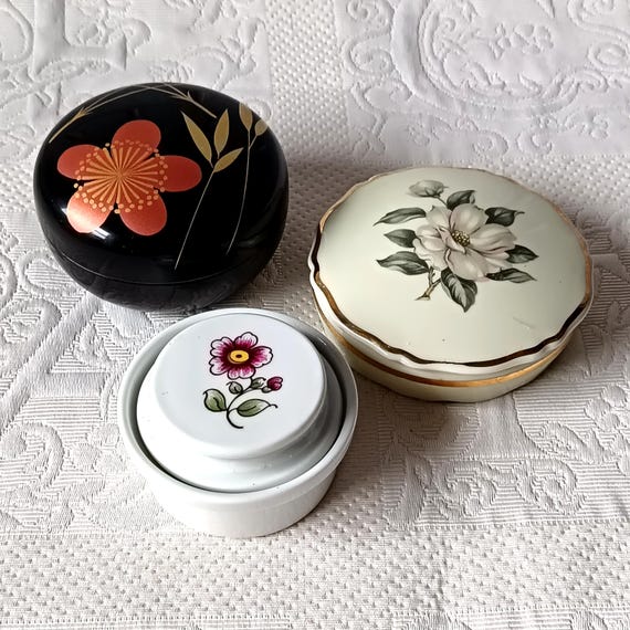 Porcelain jewelry box, round box with lid, botanical design porcelain, flowers, shabby chic
