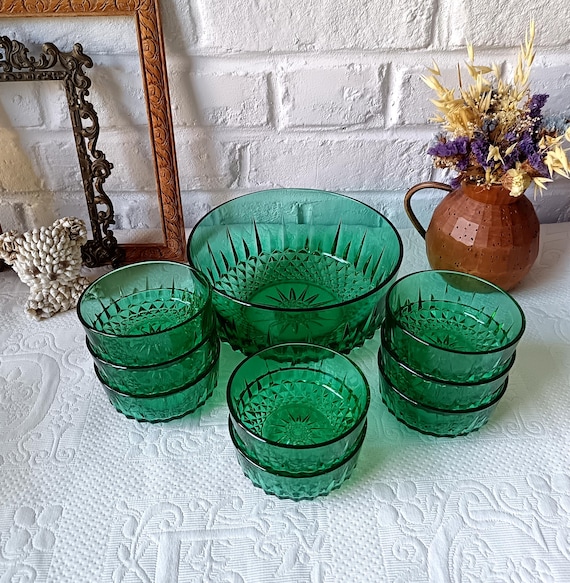Emerald green dessert service, salad bowl and 8 green glass bowls by Arcoroc France