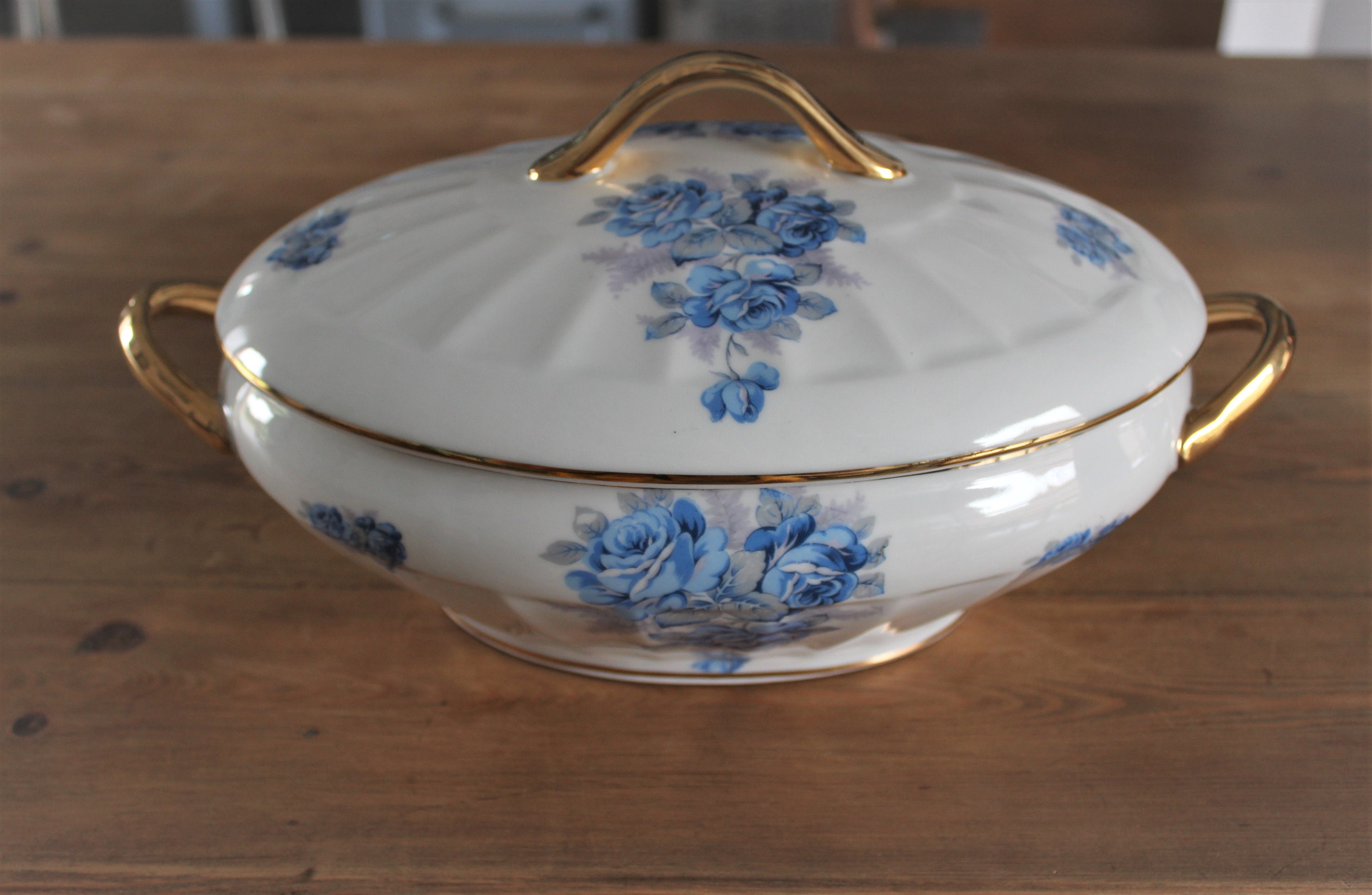 Soupière Faïence Française Motif Roses Bleues, Légumier Vintage Porcelaine de Sologne