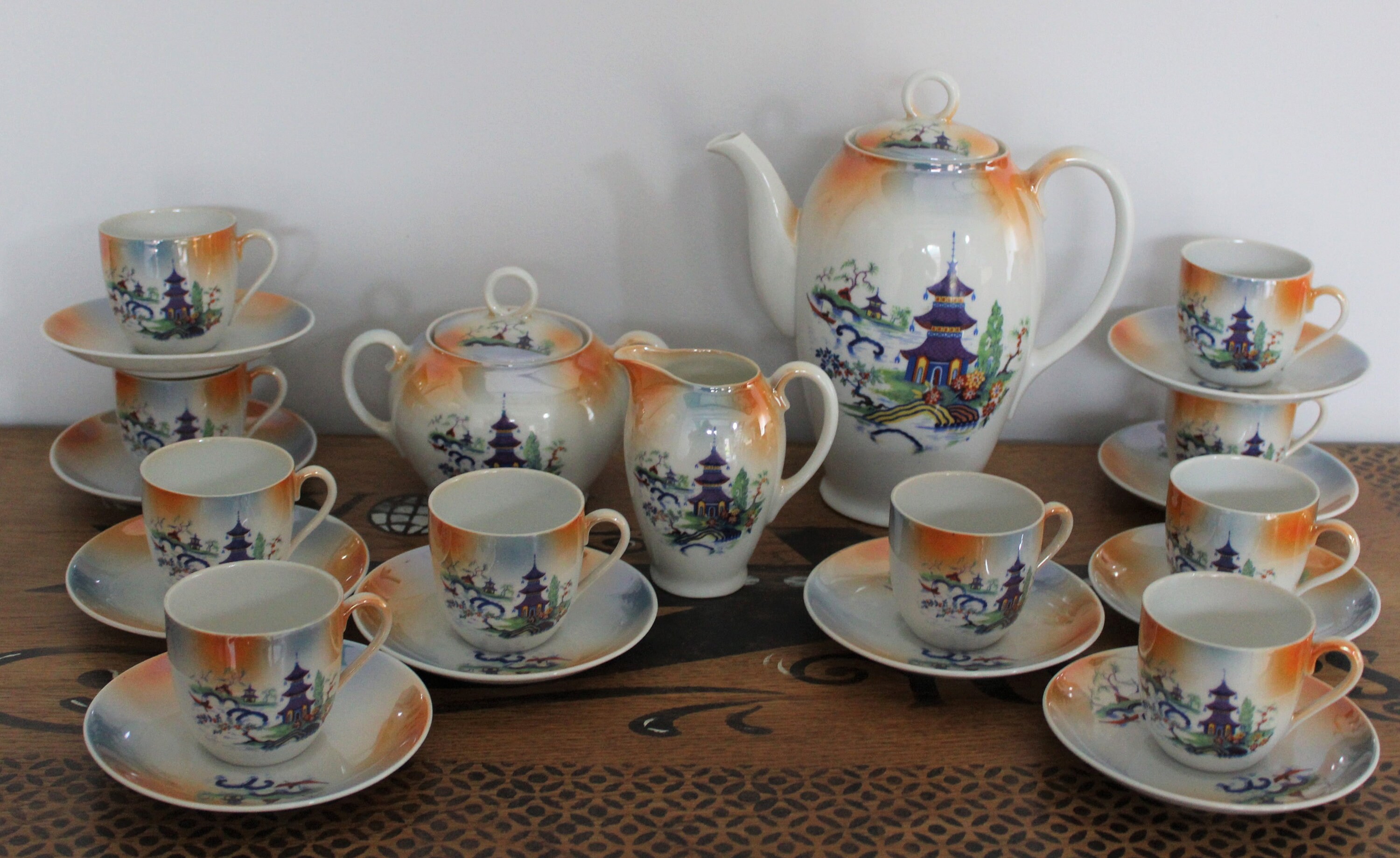 Superbe Service à Cafe en Porcelaine Fine Fabriqué Par La Manufacture Victoria China Czechoslovakia,