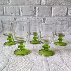5 vintage glasses in clear glass with textured apple green stem, Vemam Italy