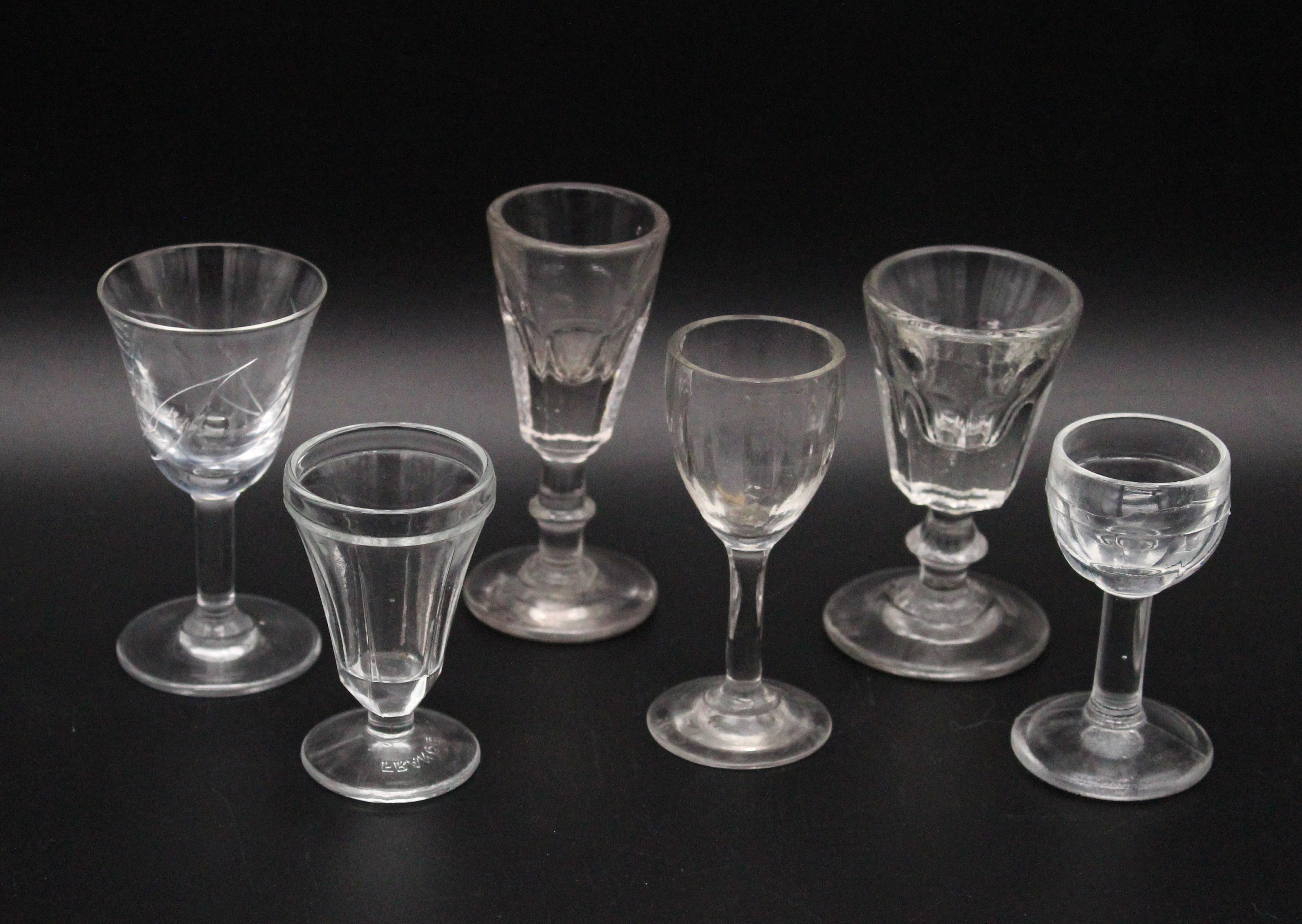 Lot de 6 Verres à Liqueur Vintage Dépareillés Pour Donner Une Touche Actuelle Votre Table