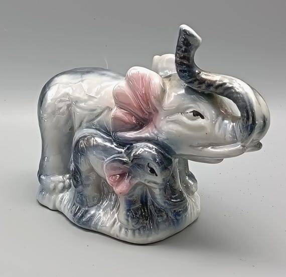 Vintage kitsch ELEPHANT STATUETTE and its 2 ELEPHANT BABY CATs