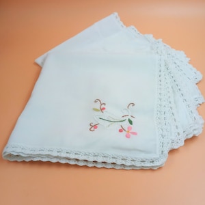 7 white embroidered napkins vintage lace 70s/80s