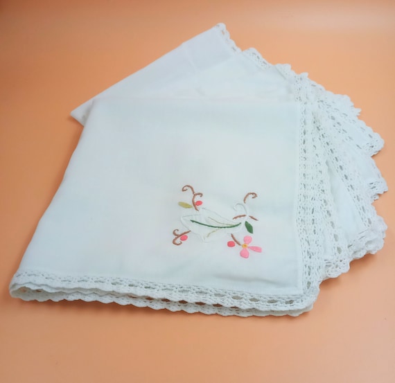 7 white embroidered napkins vintage lace 70s/80s