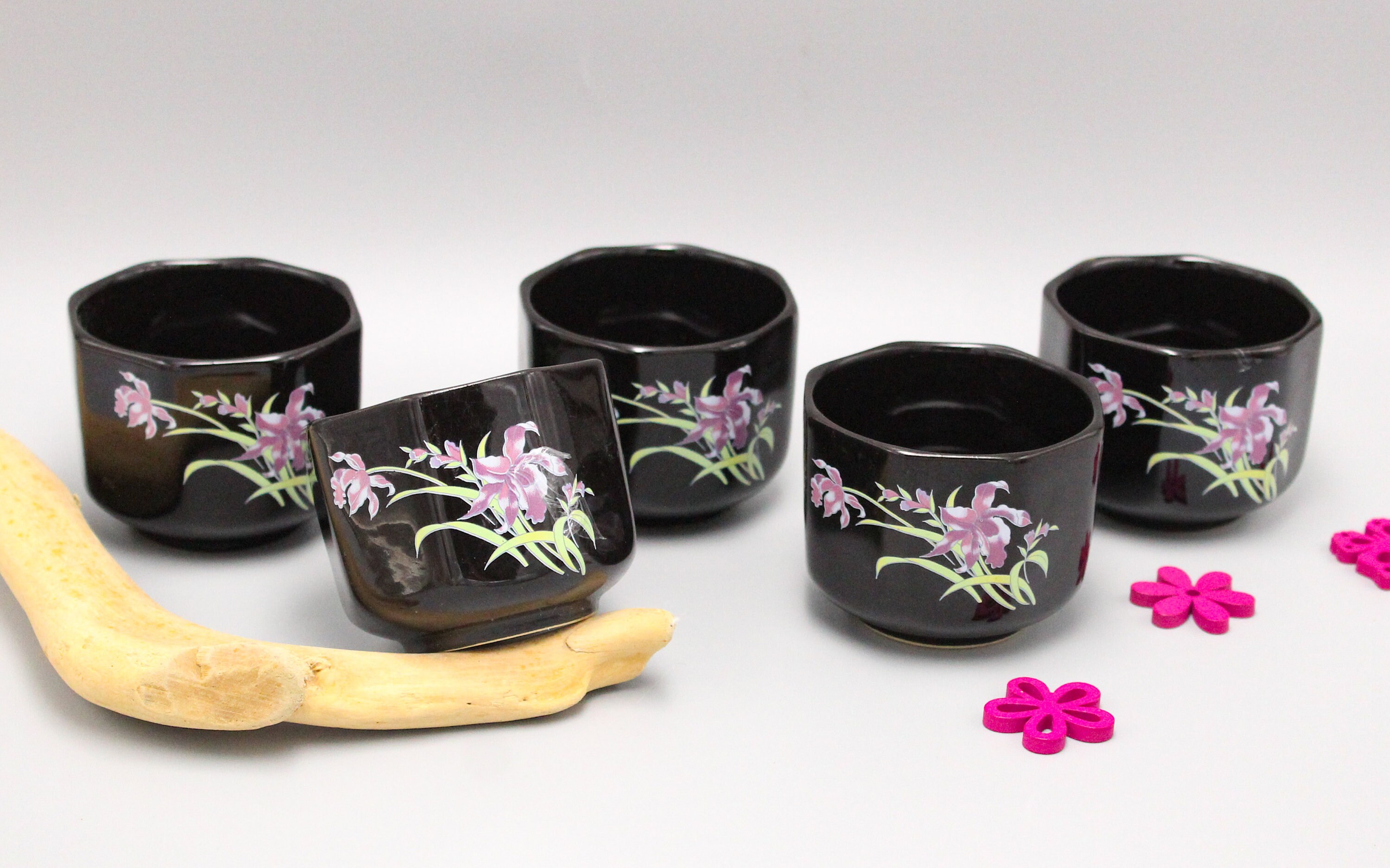 5 Tasses à Thé Asiatique en Céramique Noire Motif Floral 1980