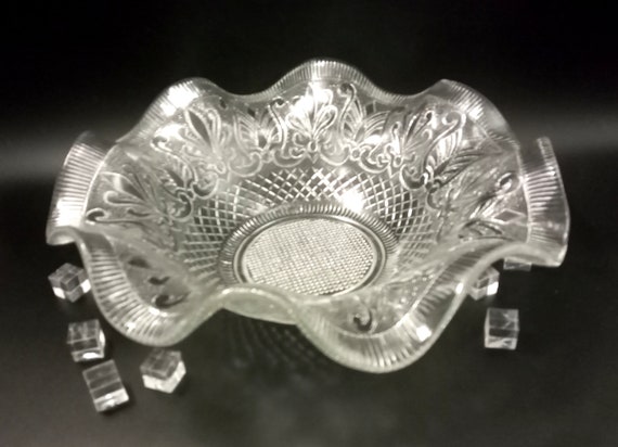 Pretty 60s SALAD BOWL in French transparent molded glass, vintage, scalloped wavy neck