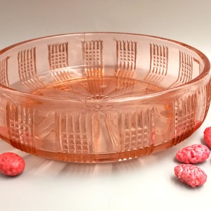 Beautiful PLAT, round SALAD BOWL, in pink molded glass from the 1930s, art deco
