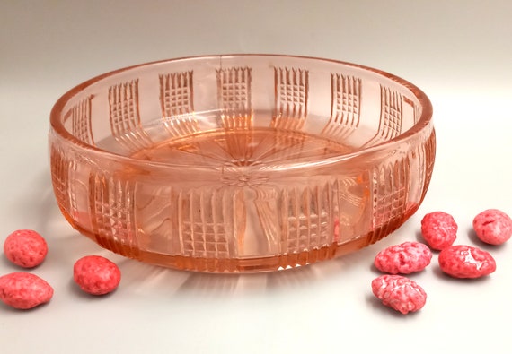 Beautiful PLAT, round SALAD BOWL, in pink molded glass from the 1930s, art deco