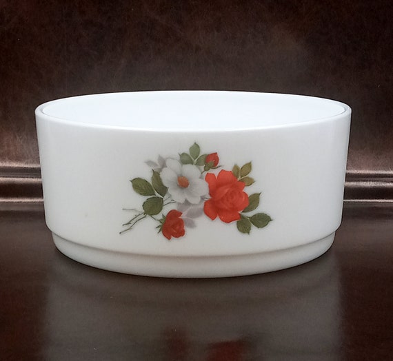 ARCOPAL ROUND DISH, salad bowl, tempered glass, vintage red and white flower pattern France