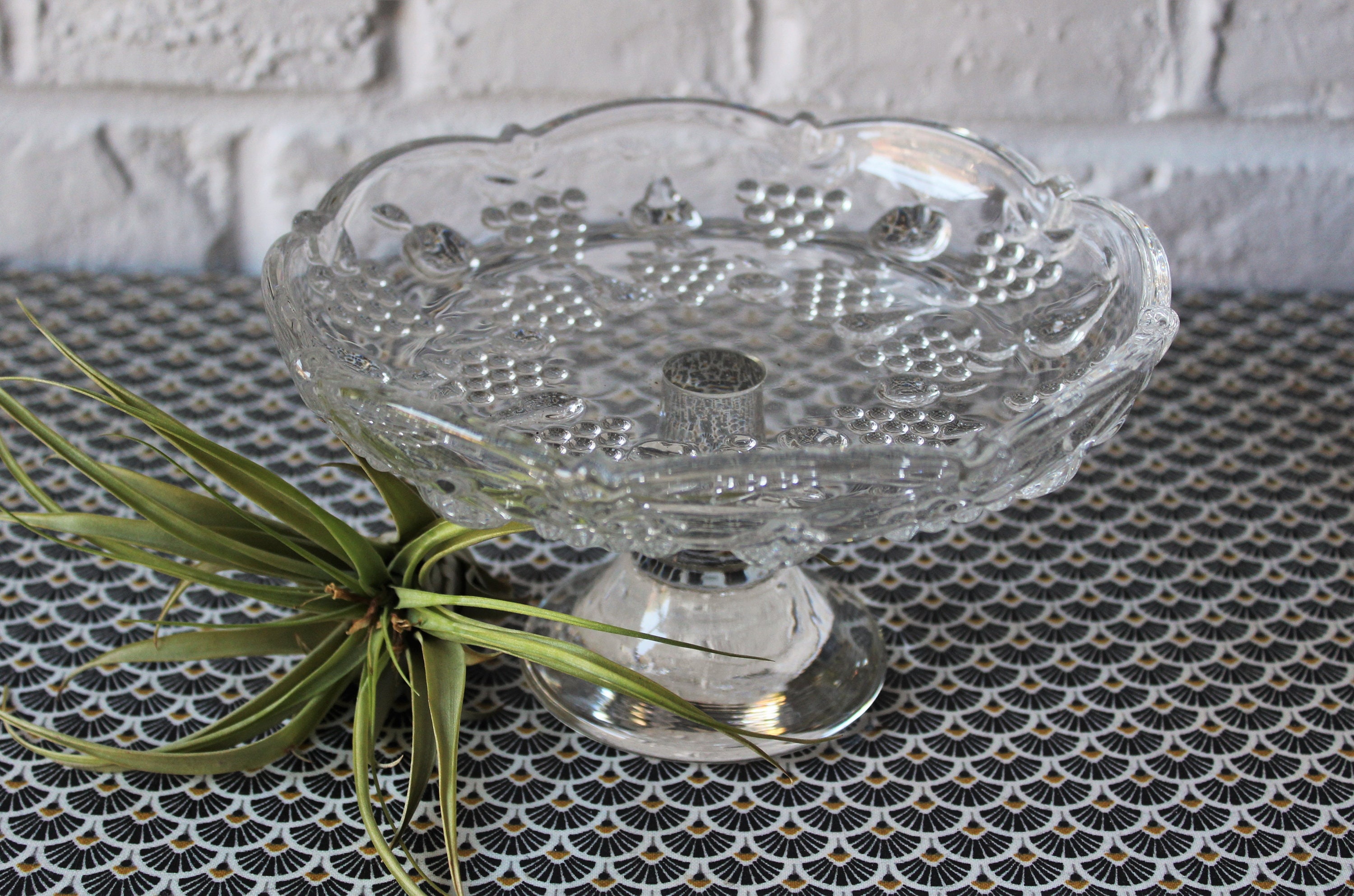 Plat à Gateau ou de Présentation sur Pied, en Verre Moulé, Motif Fruits