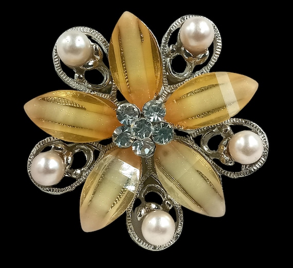 BROOCH flower shape petals in yellow resin, rhinestones and pearl, vintage