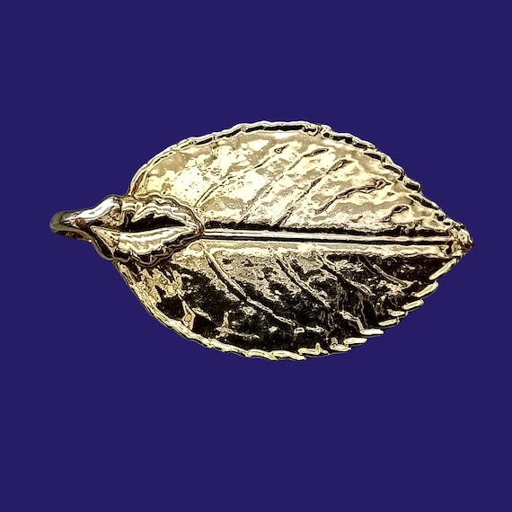 Pretty LEAF PATTERN BROOCH, Vintage Leaf Shaped Medallion