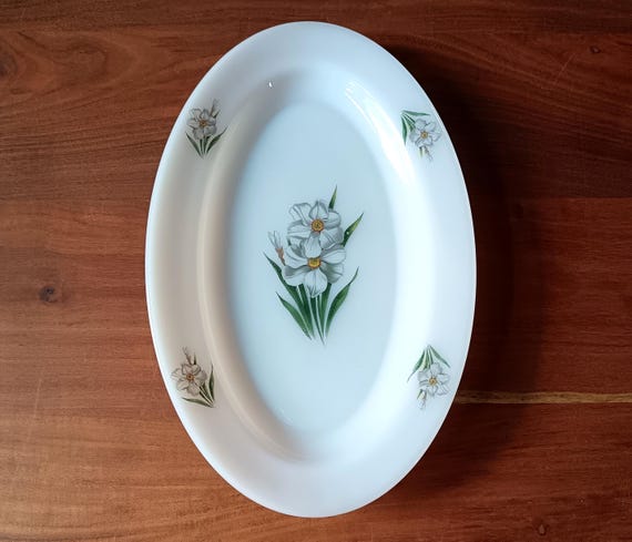 Arcopal Oval Opaline Dish with Narcissus Motif, 1960s, Arcopal Kitchen