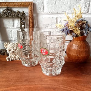 Set van 2 vintage bierpullen van dik glas met honingraatpatroon.