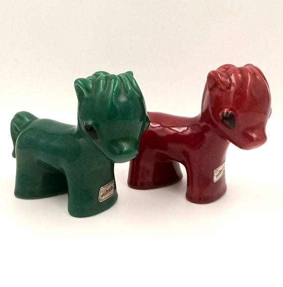 Pair of small green and red glazed ceramic horses, circa 1950, zoomorphic, figurine, statuette