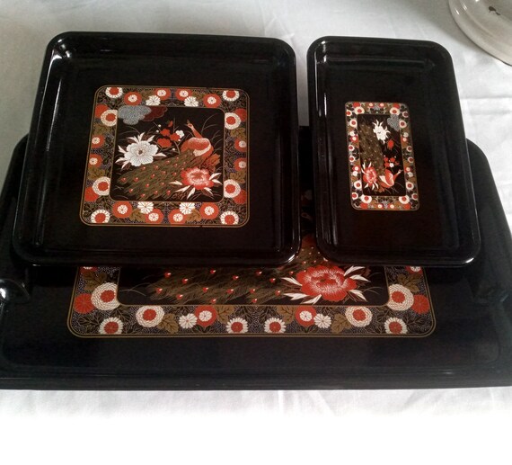 Beautiful set of 3 vintage TRAYS in lacquered black plastic, with peacock and flower decoration, Japan