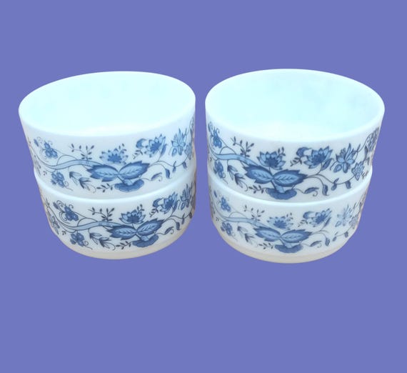 4 large vintage arcopal RAMEQUINS aster pattern