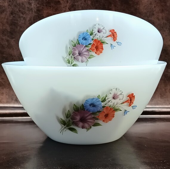 Duo Arcopal vintage red rose salad bowls, duo opaline serving dishes, 1960