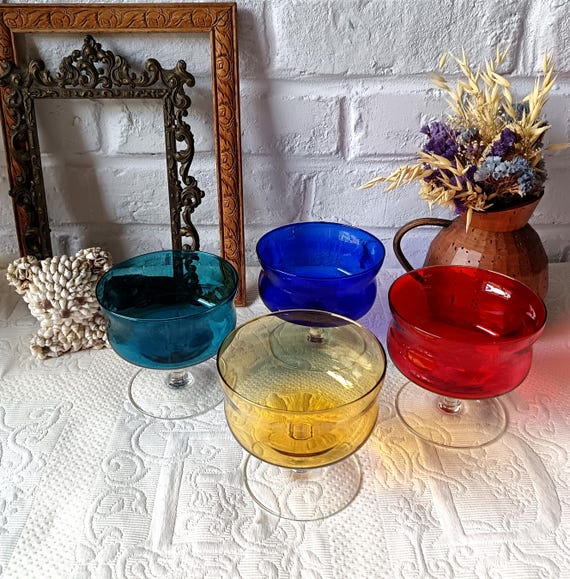 4 COUPELLES à pied verre coloré vintage soufflé bouche
