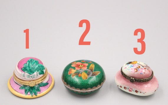PILL BOX in porcelain with floral pattern, ring box, cloisonné brass