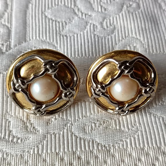 EAR CLIPS round gold-tone metal clips with cream cabochon