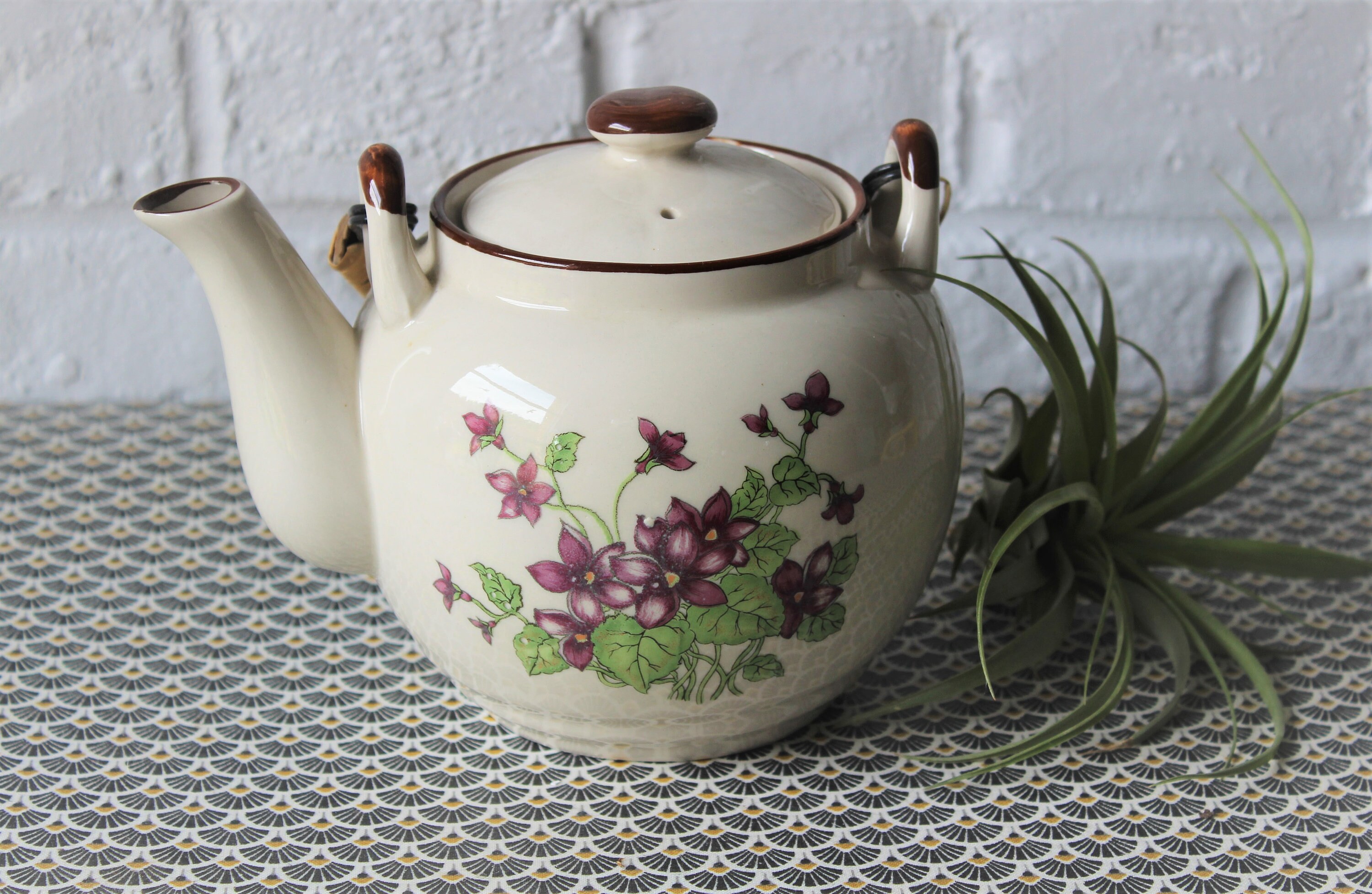 Théière de Style Asiatique avec Motif Floral Violet, Vintage, Violettes Sauvages, Grès