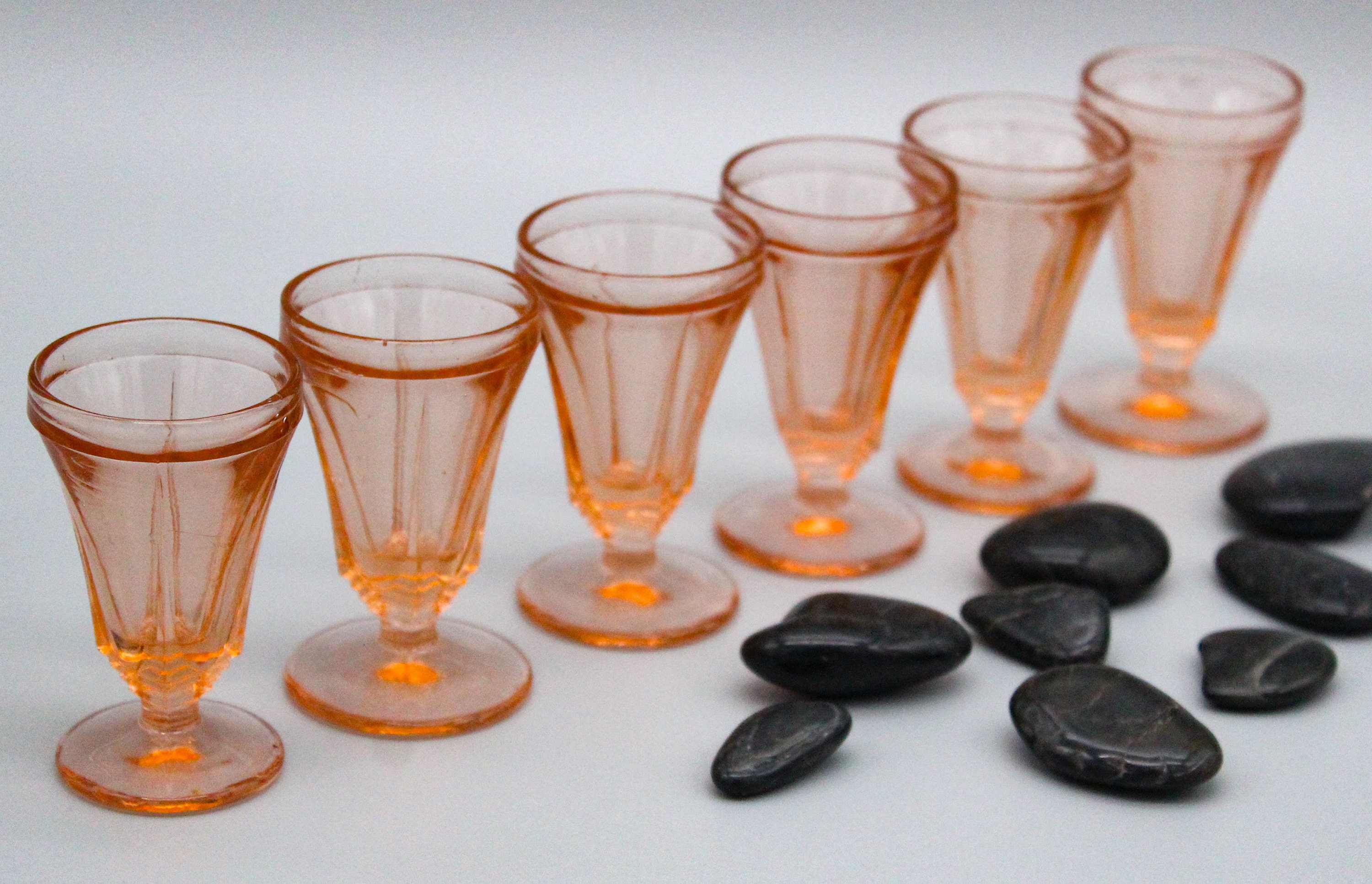 Réservé ?? 6 Verres à Liqueur Roses et Transparents