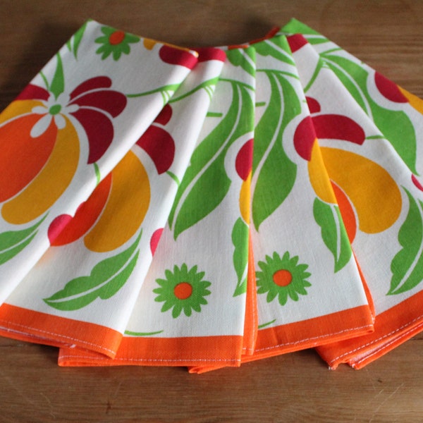 6 serviettes de table en coton et viscose motifs fleurs orange sur fond blanc vintage années 70
