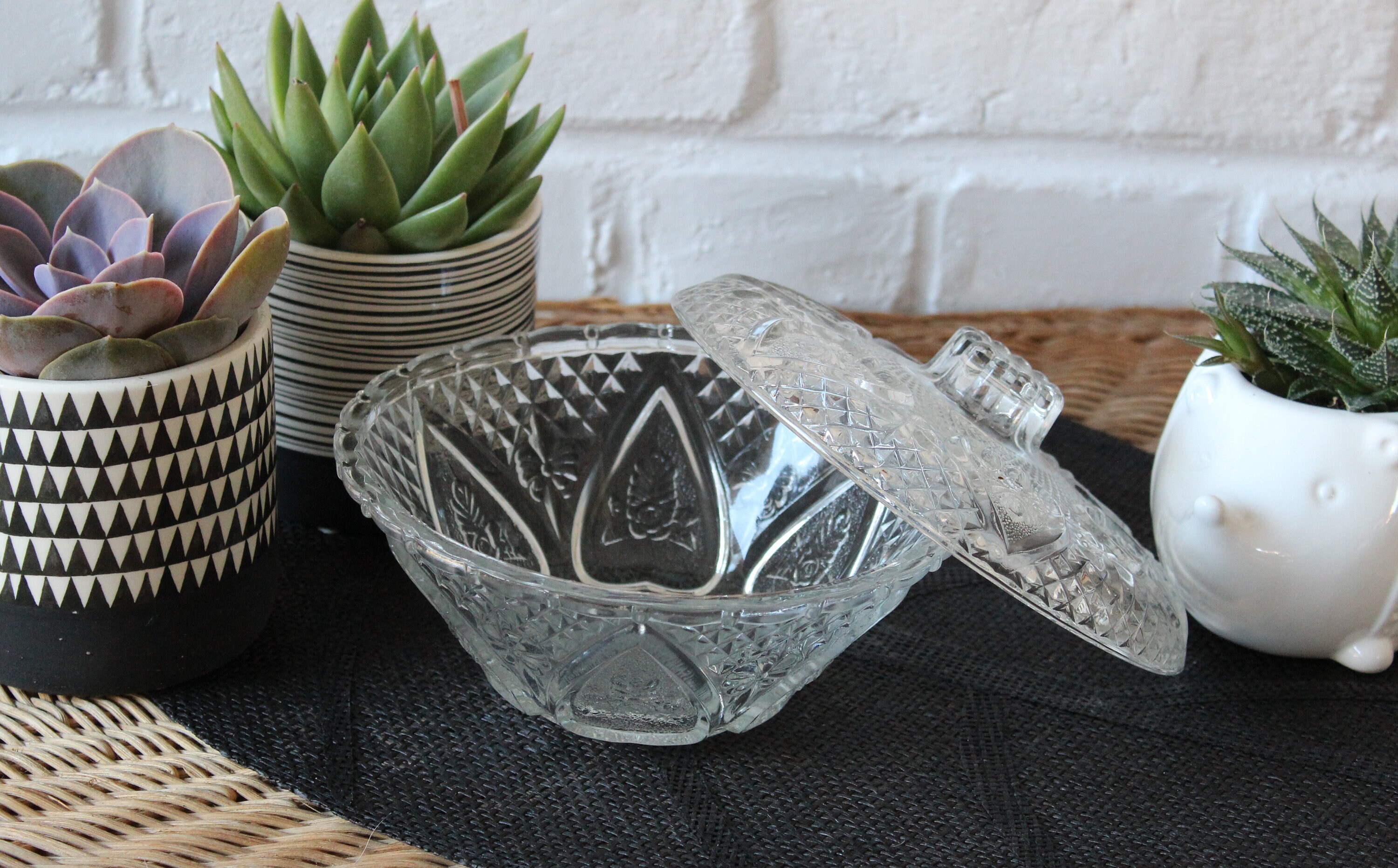 Grande Bonbonnière Sucrier Drageoir en Verre Ciselé Ronde Évasée Motifs de Cœurs, Roses et Feuilles