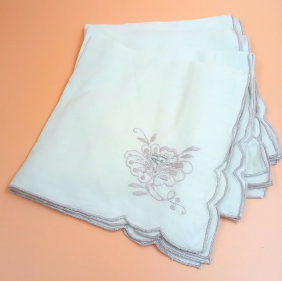 4 vintage NAPKINS