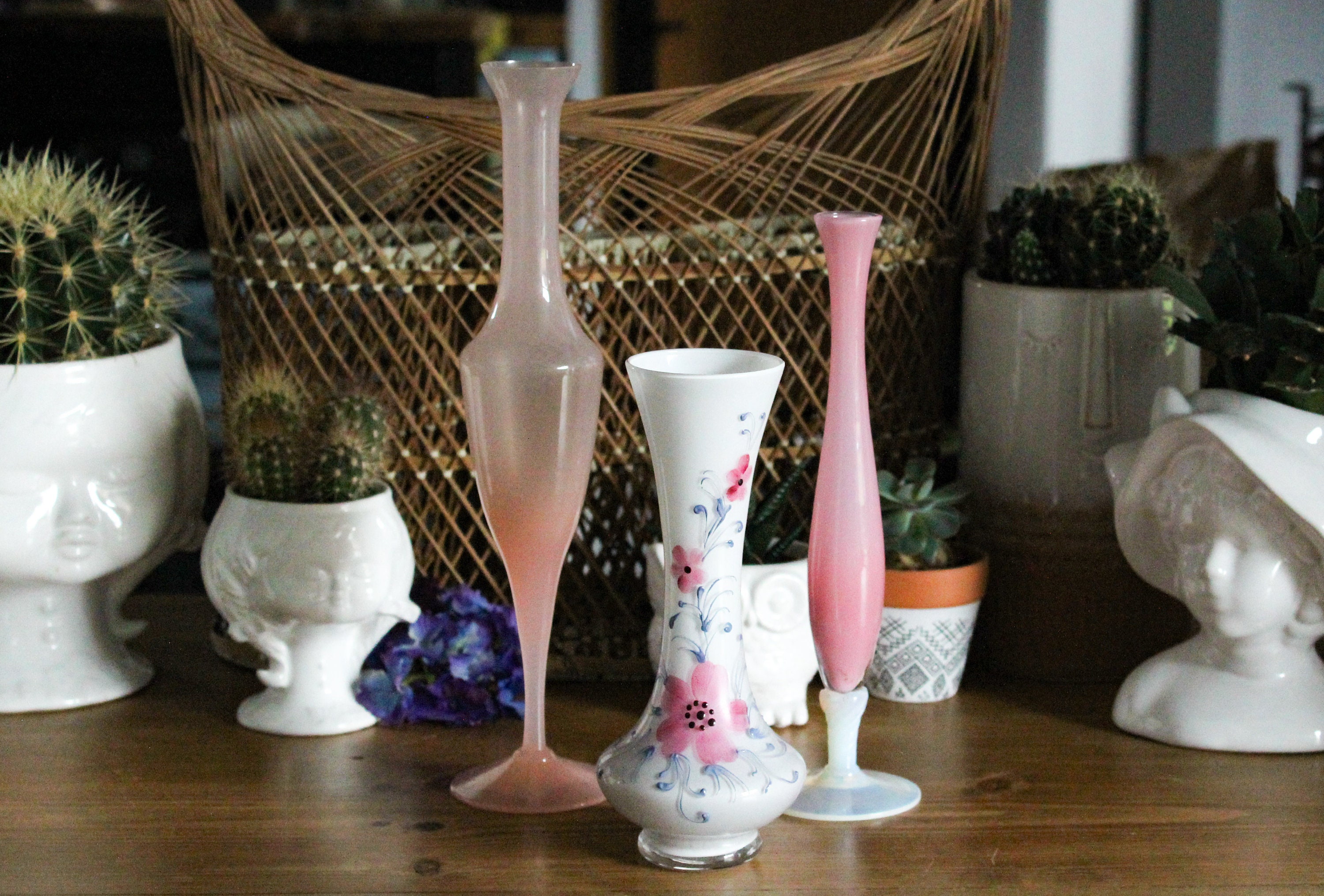 Trio Vases en Verre Opaline Rose Pâle Blanc Vintage