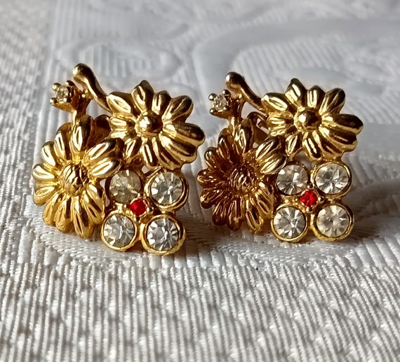 Vintage flower gold metal clip-on earrings