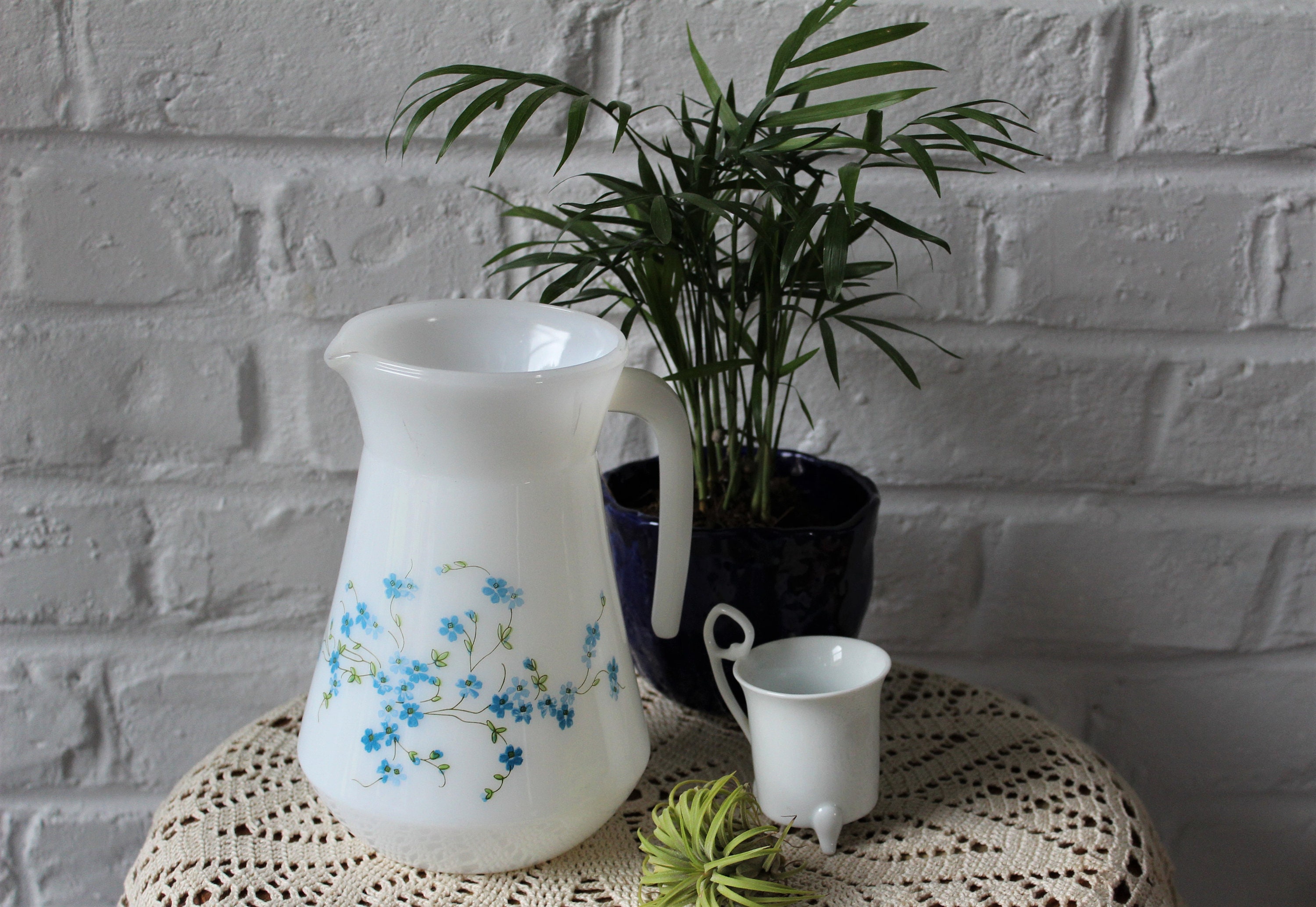 Pichet Arcopal Motif Myosotis, Broc Années 70, Cafetière en Opaline - French Vintage Crockery Arcopa