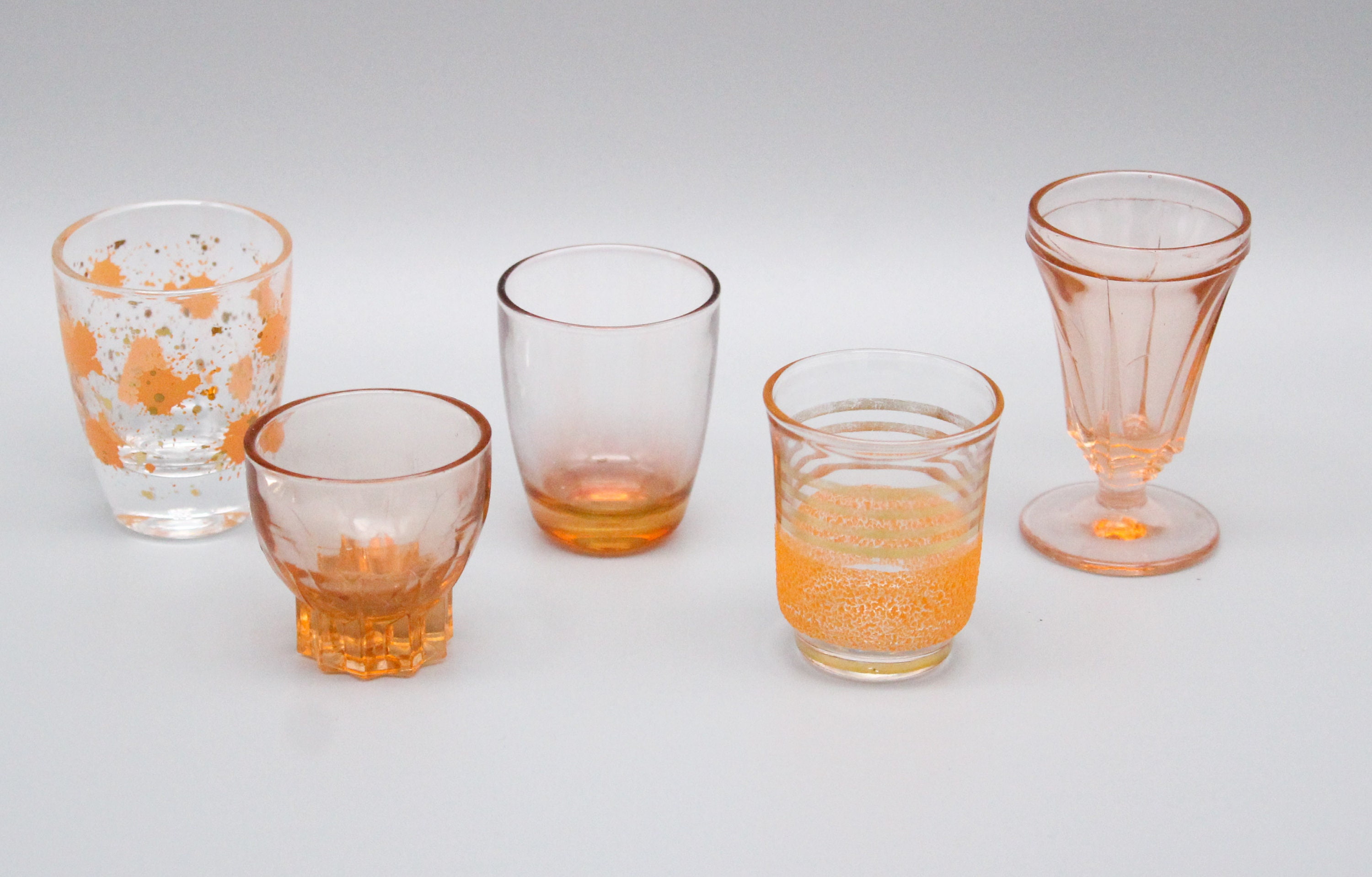 Lot de 5 Verres à Liqueur Vintage Roses Orangés Dépareillés Pour Donner Une Touche Actuelle Votre Ta