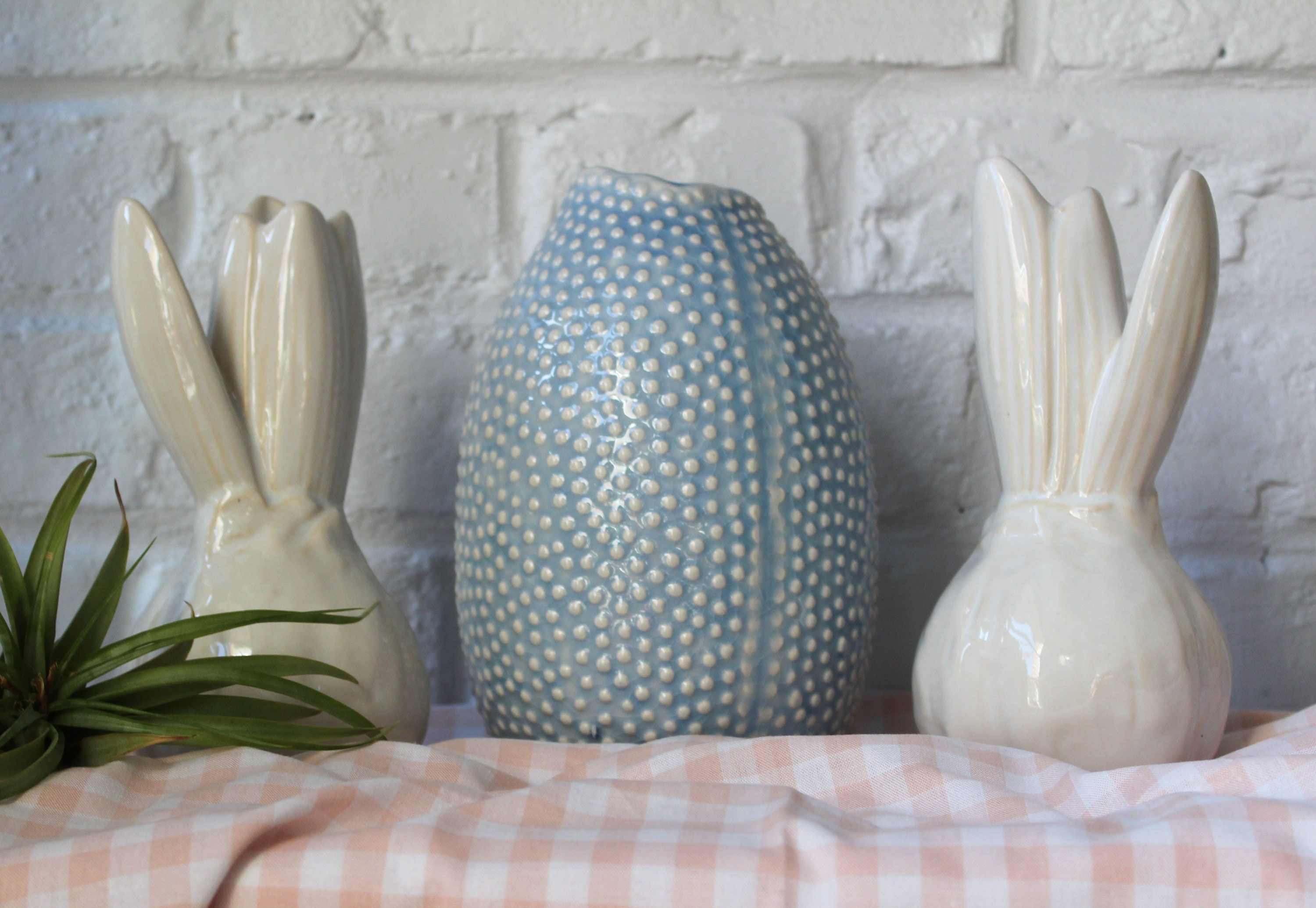 Vases Marque Orval Céramique Texturée et Bulbes de Jacinthe en Beige