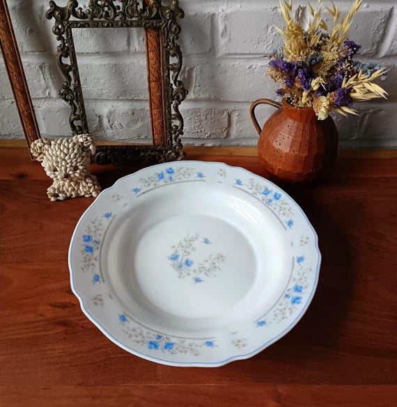 Arcopal France opaline glass bowl with Romantic motif