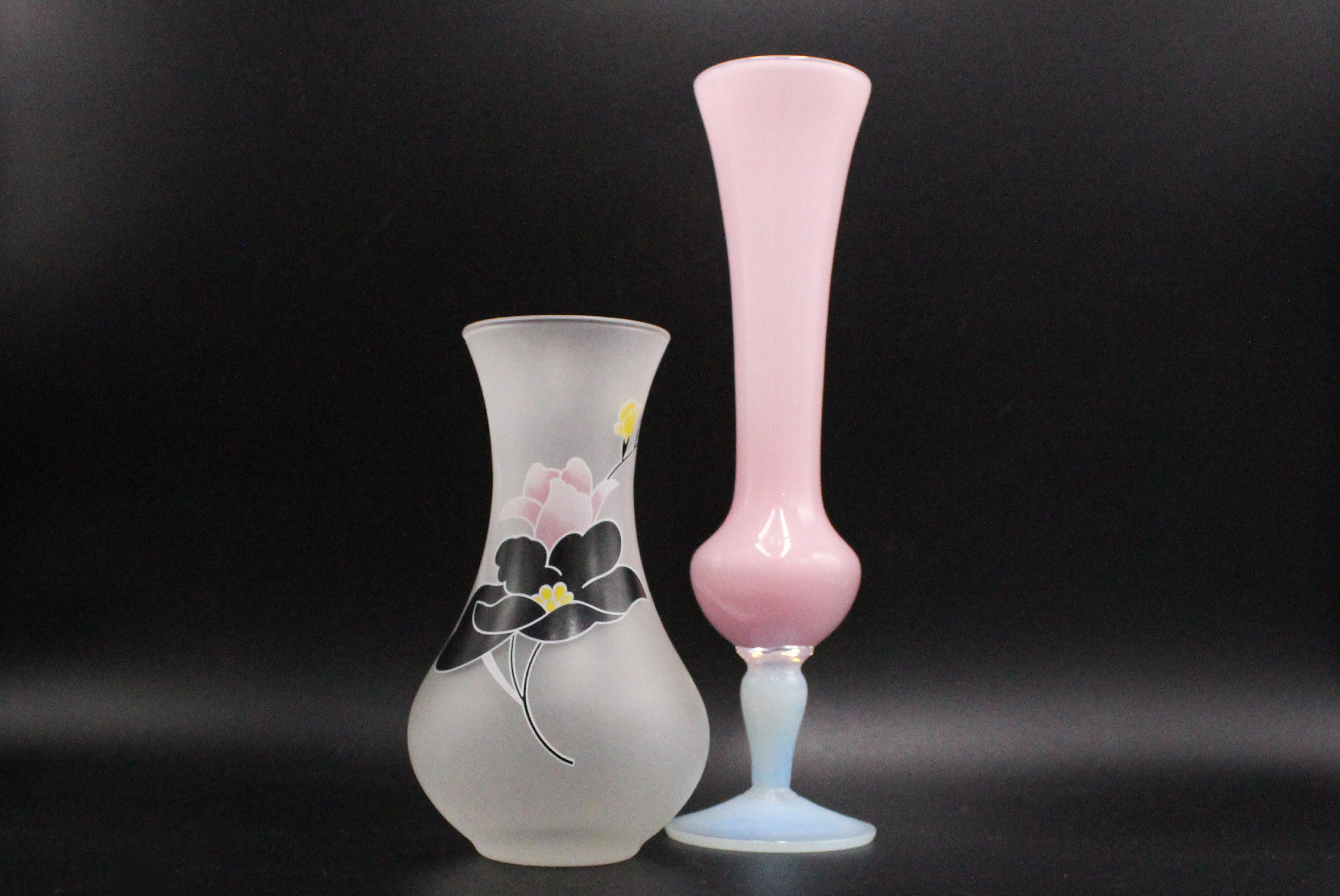 Duo de Vases en Verre Lait Vintage, Rétro Chic, Verre Moulé Blanc Rose Opaque