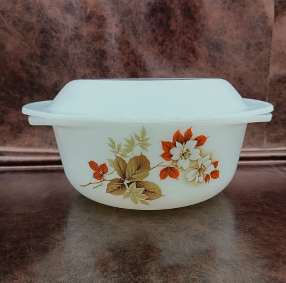Medium COCOTTE ARCOPAL AVILA pattern vintage opaline, 60s, Christmas roses