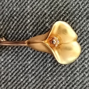 Broche Fantaisie Vintage Fleur En Métal Doré - Occasion Avec Traces D'usure Normales