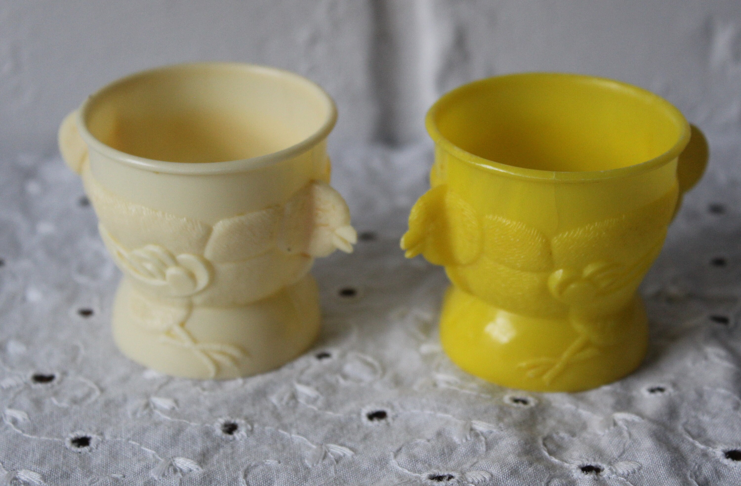 2 Coquetiers en Plastique Jaune Blanc Vintage Forme Poule