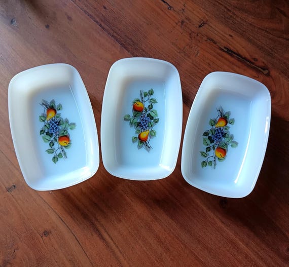 3 small rectangular Arcopal vintage dishes, France 1960, opaline RAMEQUINS