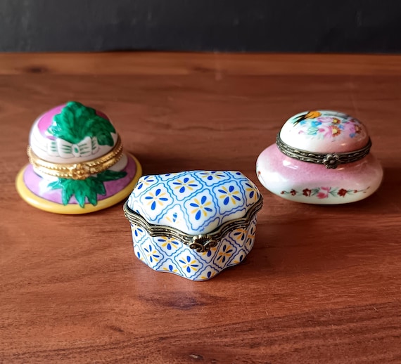 Floral pattern porcelain pill box, ring box, cloisonné brass