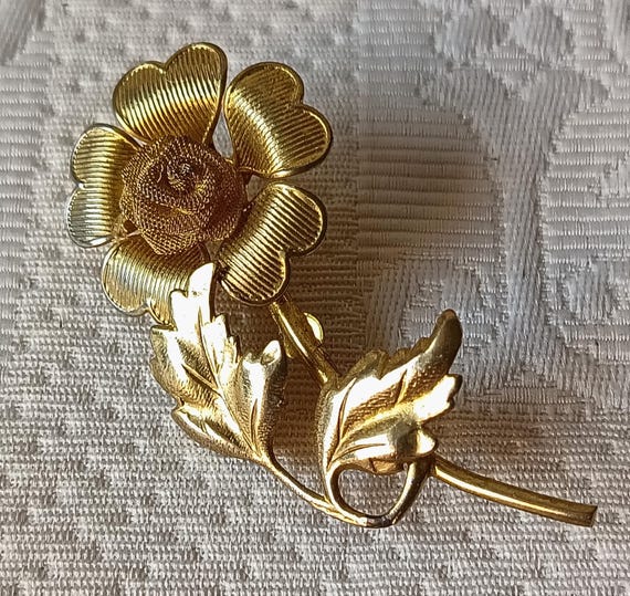 BROCHE vintage fleur métal doré, rose cœurs