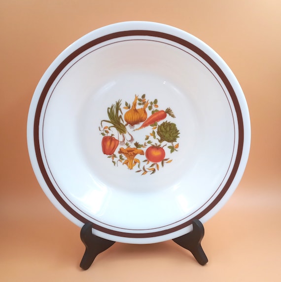 Round serving dish in white opaline glass decorated with a vegetable motif