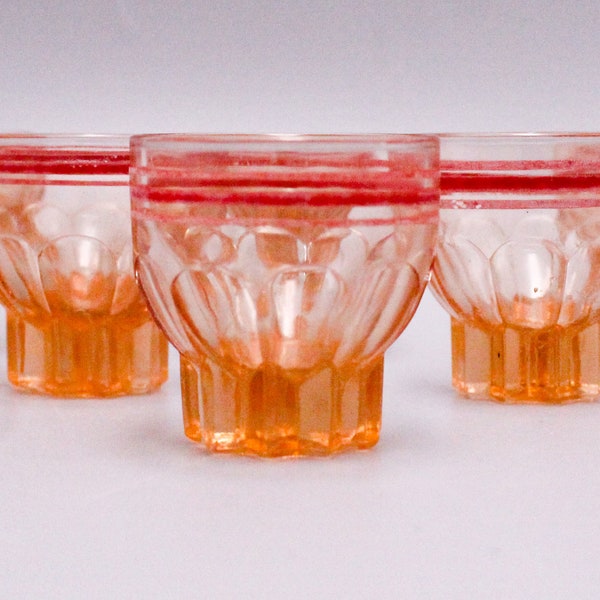 6 VERRES rétro en verre rose liseré rouge, verres à liqueur 1950, verre moulé rose