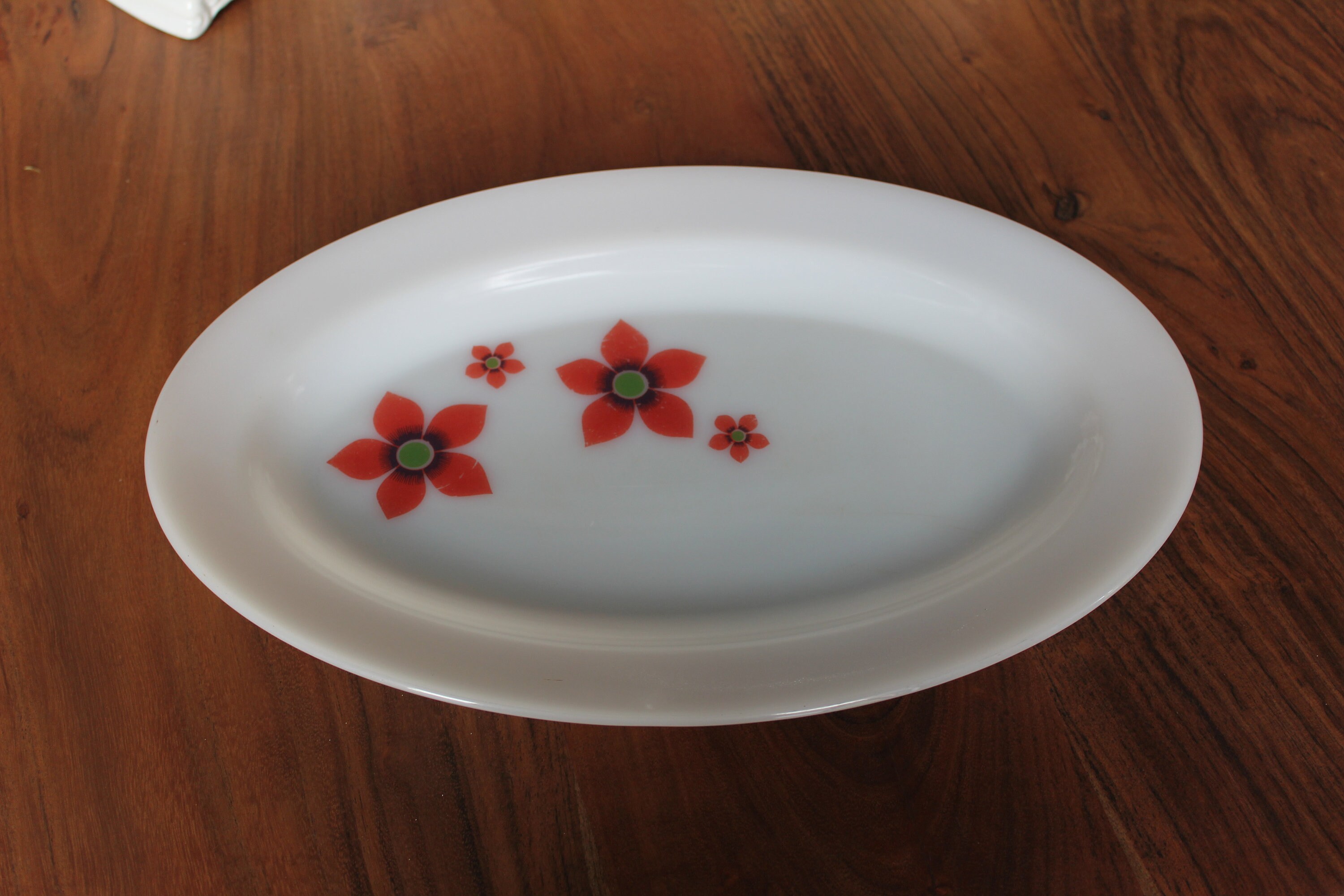 Plat Ovale Arcopal en Opaline - Motif Rose Rouge Années 70 Cuisine Décor Rétro