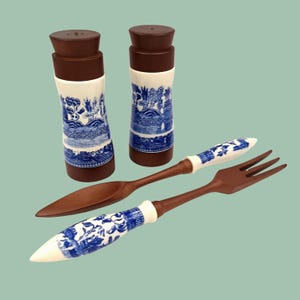 Può includere: Un set di saliere e pepiere in ceramica blu e bianca con coperchi in legno e posate per insalata in legno abbinate con manici in ceramica blu e bianca.
