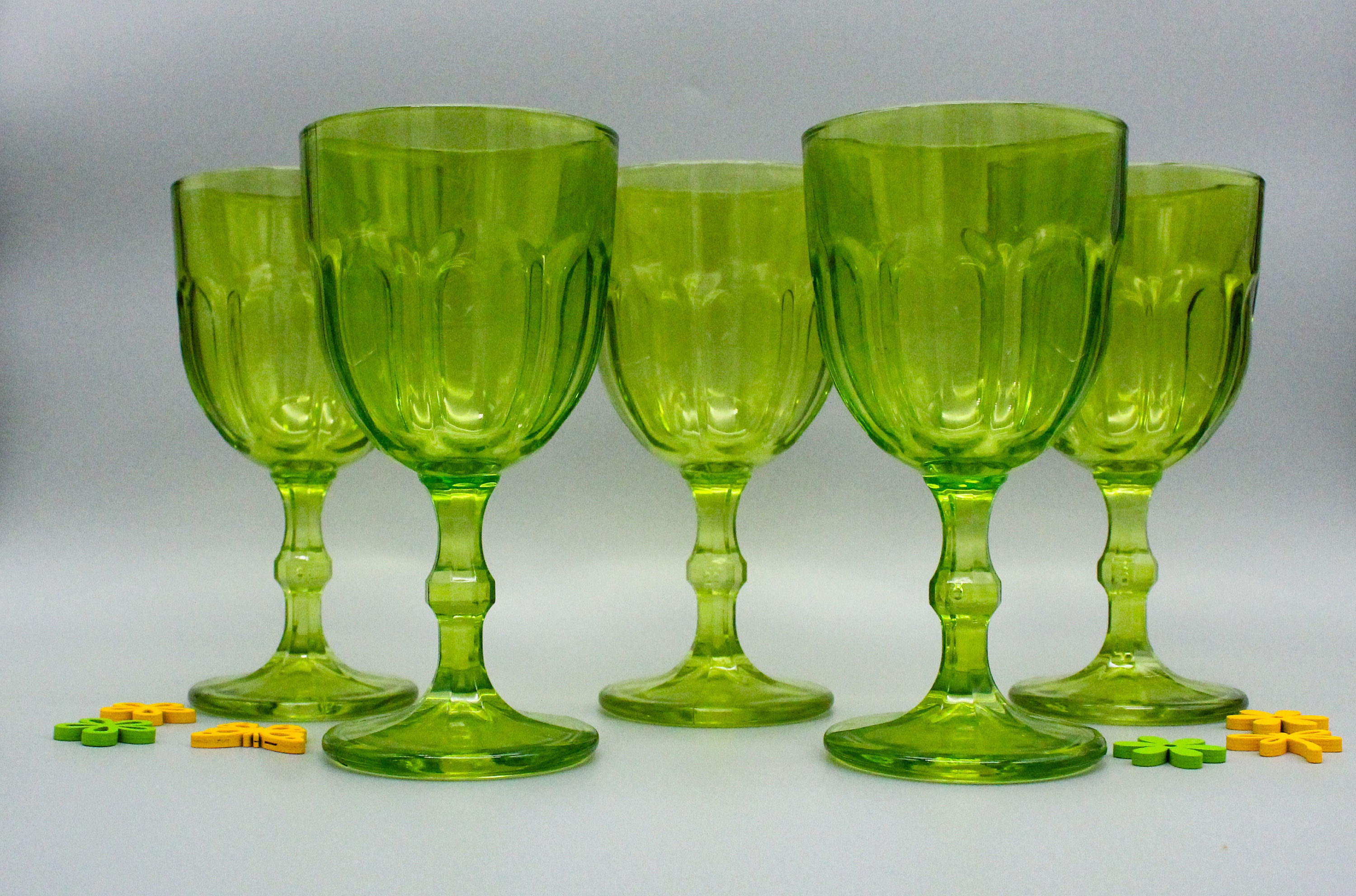 5 Grands Verres Couleur Vert Chartreuse sur Pied Vintage