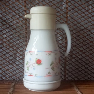 Vintage isolierter Arcopal-Krug mit bunten Blumen Bild 1